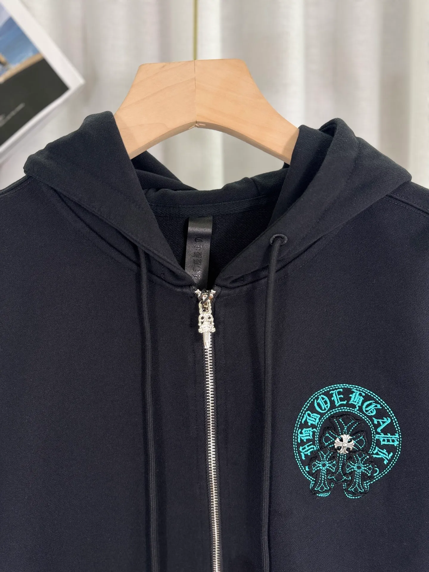 P340 top version, real shot without P, ​​different from market currency) 𝗖𝗵𝗿𝗼𝗺𝗲 𝗛𝗲𝗮𝗿𝘁𝘀/Cro Heart 2025 washed patch embroidery autumn and winter new original single counter American laser patch 3D three-dimensional color embroidery couple casual cardigan sweatshirt 👑The highest version! Customized fabric 480g tripe terry fabric! American acid-washed and distressed original fabric, laser burning + patch embroidery, exquisite embroidery of letters! The best-selling model in the counter, very comfortable to wear. Accessories: original molded and authenticated collar label➕100% silk wash label. Genuine purchase-grade original hangtag➕matching hanging rope➕3D hanging beads➕original packaging bag. Craftsmanship: The original version has consistent wiring! The highest version of the armhole matching technique! Color: Apricot Black Size: S M L XL Style Number: 25-319